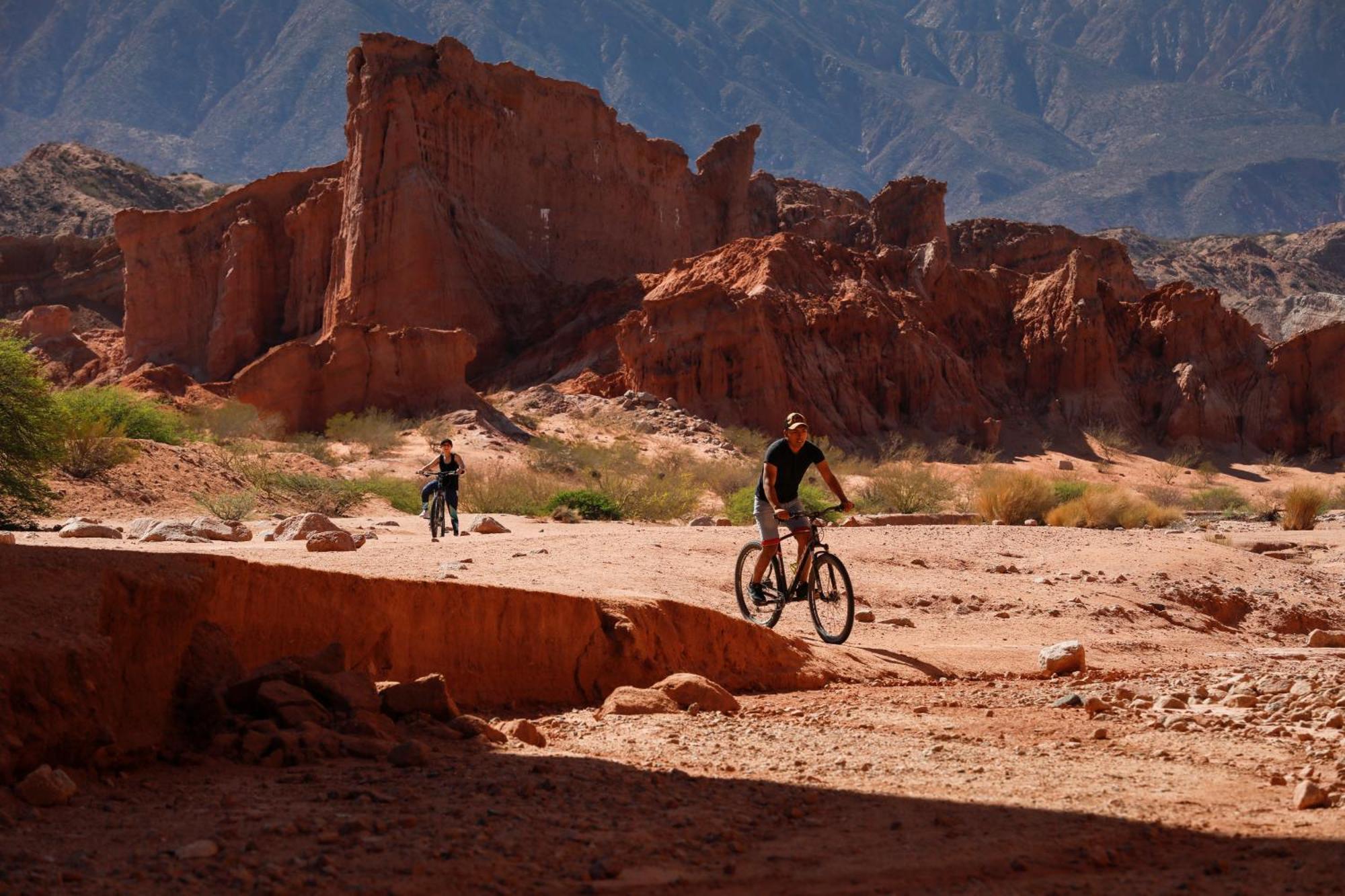 Grace Cafayate Hotel ภายนอก รูปภาพ Biking at the Grand Canyon